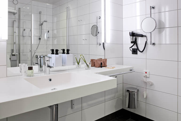 Junior suite bathroom hotel Scandic Continental