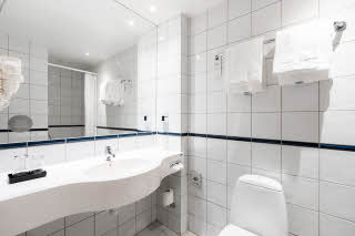 kylpyhuone twin room huone scandic byparken