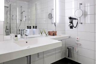 Junior suite bathroom hotel Scandic Continental