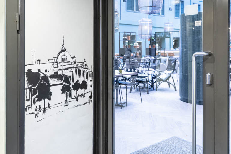 Seinämaalaus hotelliaulassa