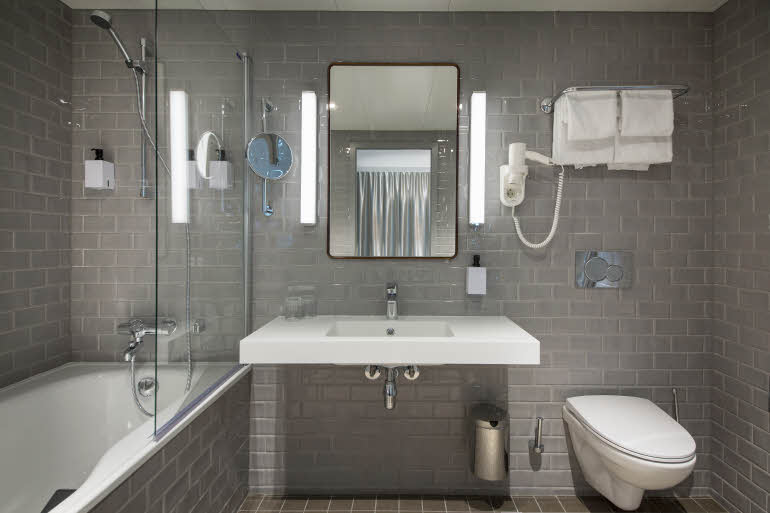 Standard room bathroom Scandic Flesland Airport