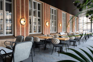 Sisäpihan lämmin lasiterassi Scandic Grand Central Helsinki