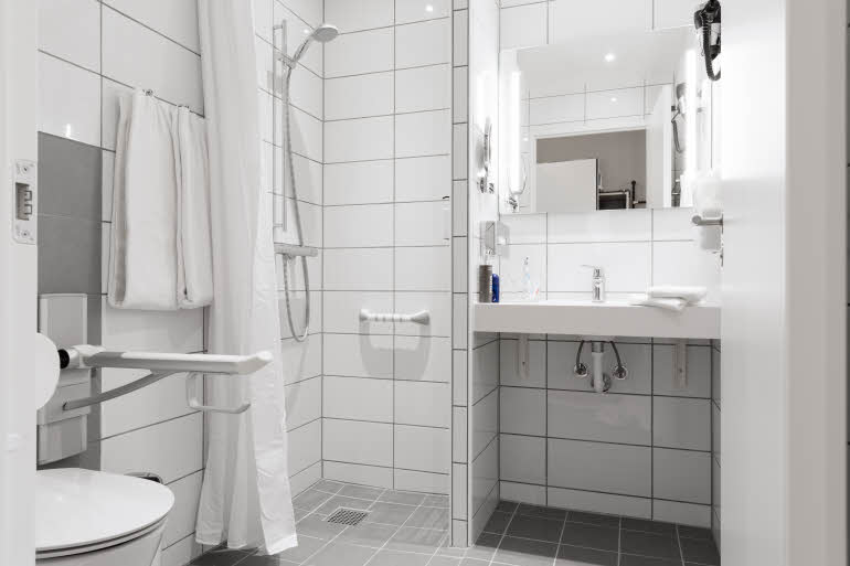 Bathroom in Accessibility room Scandic Aalborg Øst