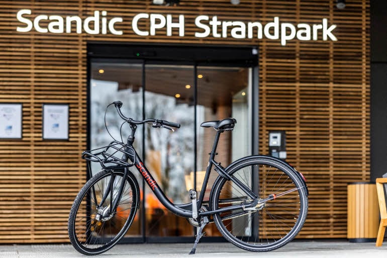 polkupyörä ja sisäänkäynti scandic cph strandpark hotelli kööpenhamina tanska