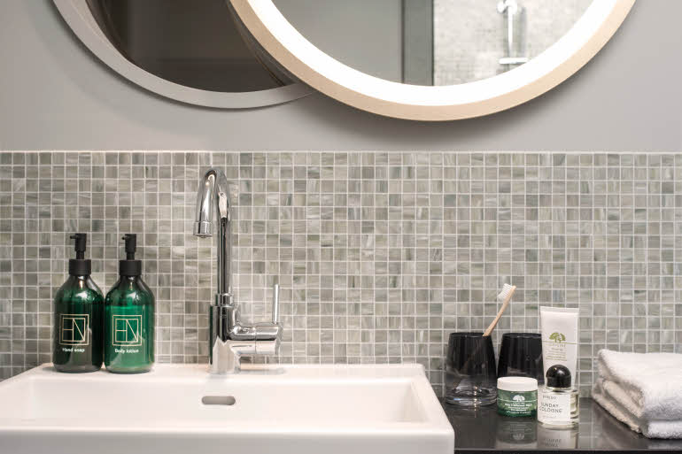 Spacious bathroom 