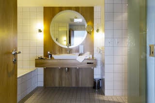 Bathroom Junior Suite Scandic Aalborg City