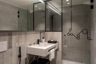 scandic helsinki hub kylpyhuone suihkulla