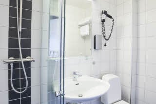 Room Standard bathroom Scandic Leknes Lofoten