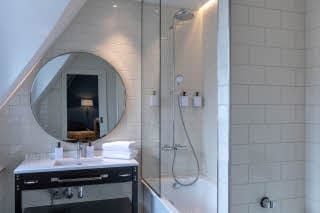 Junior Suite kylpyhuone Scandic Grand Central Helsinki