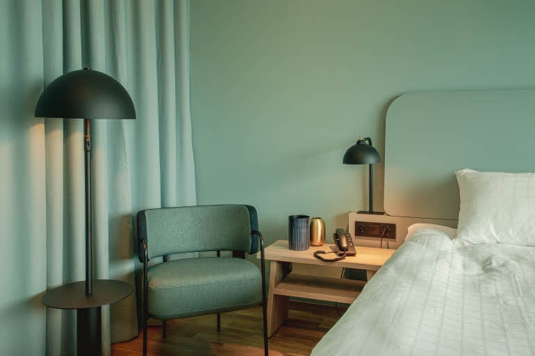tuoli ja yöpöytä huoneessa scandic landvetter hotellit göteborg ruotsi
