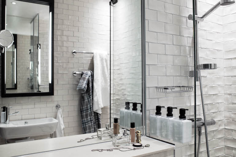 Standard room bathroom hotel Scandic Grand Central