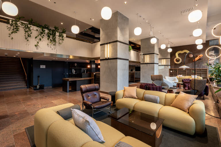 Scandic Helsinki Hub hotelliaula ja vastaanotto