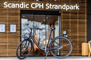 polkupyörä ja sisäänkäynti scandic cph strandpark hotelli kööpenhamina tanska