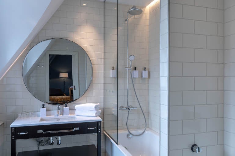 Junior Suite kylpyhuone Scandic Grand Central Helsinki