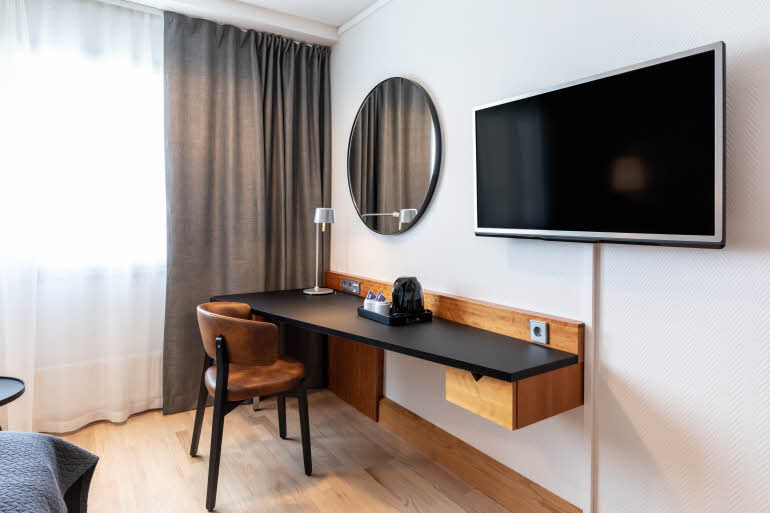 superior huone työpöytä ja televisio scandic espoo -hotellissa suomessa