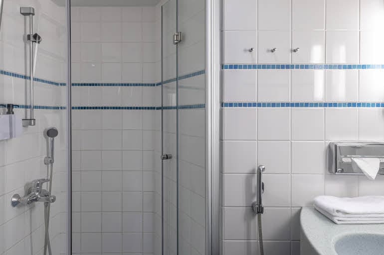 junior suite sviitti kylpyhuone scandic pasila hotelli helsinki suomi