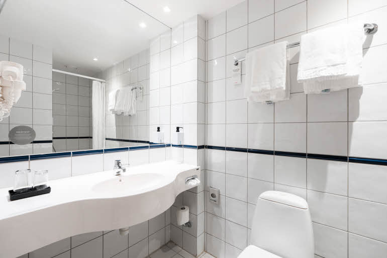 kylpyhuone twin room huone scandic byparken