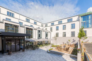 Outdoor garden by hotel entrance Scandic Stora Hotellet Nykoping