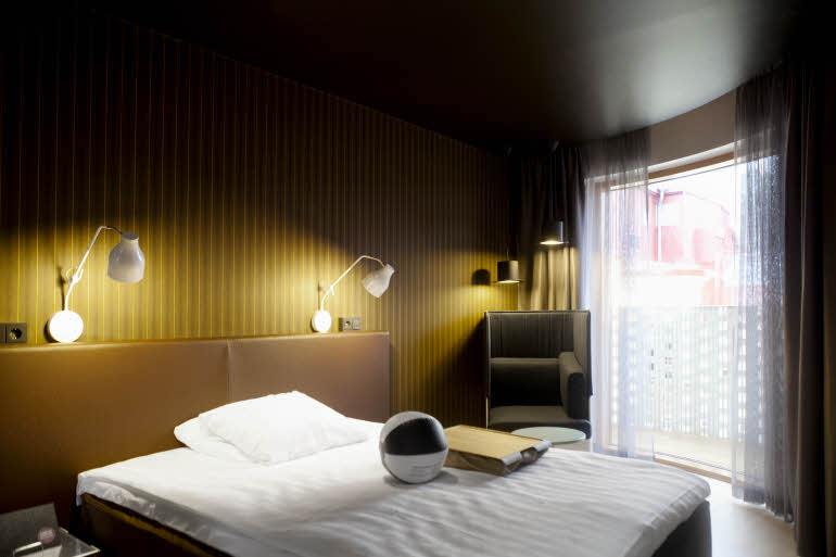 Standard-huone, Conscious-teema