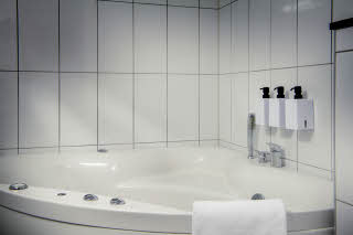 Jacuzzi, Junior suite bathroom at Scandic Luleå