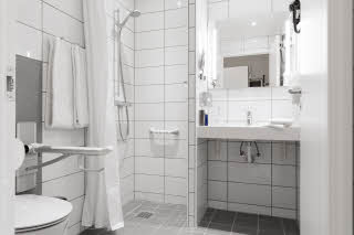 Bathroom in Accessibility room Scandic Aalborg Øst