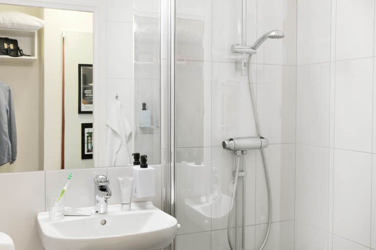 Standard bathroom at Scandic Sjöfartshotellet