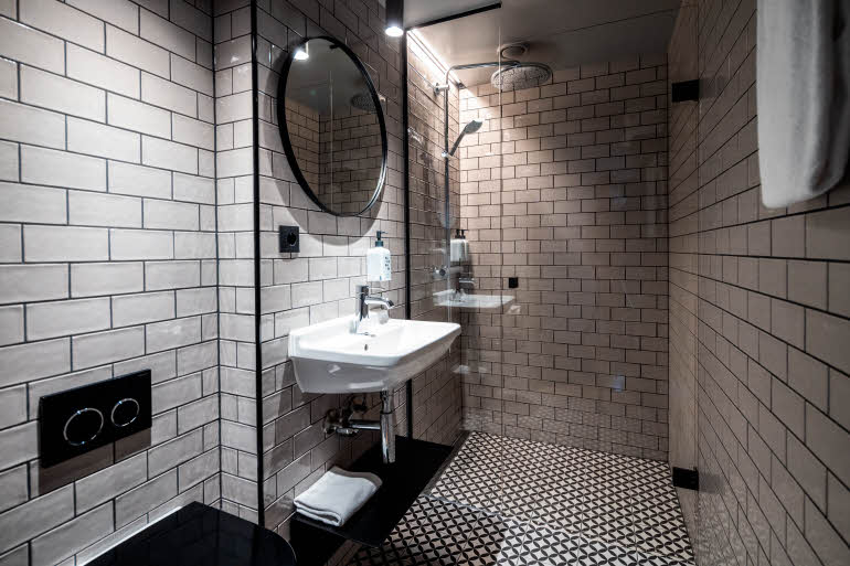 superior/standard bathroom at scandic norreport