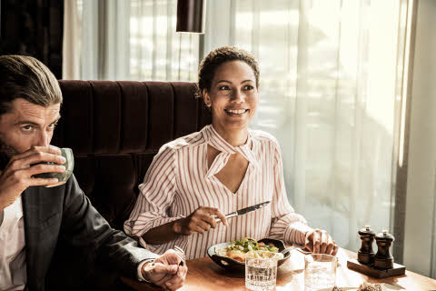 dating 65 vuotta täyttäneistä dating alkoholi juomien punertava