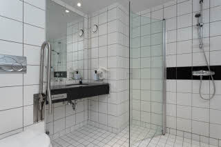 junior suite, accessibility, bathroom