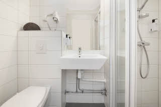Scandic_City__Fredrikstad__standard__room__bath__b.jpg