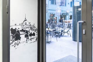 Seinämaalaus hotelliaulassa