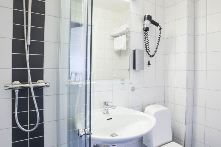 Room Standard bathroom Scandic Leknes Lofoten