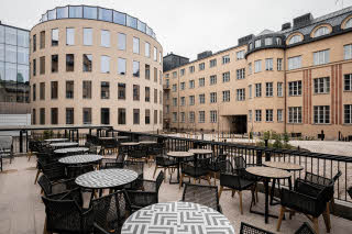 Sisäpihan terassi Scandic Grand Central Helsinki