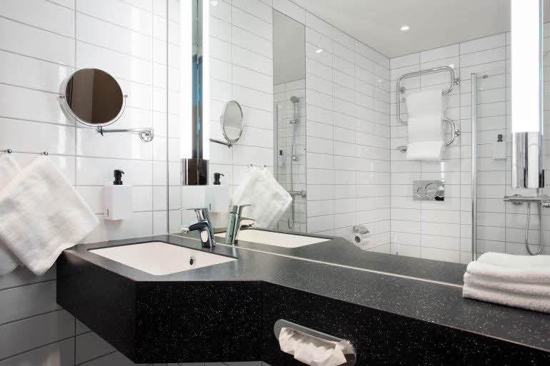 Bathroom Family Superior at Scandic Meyergården