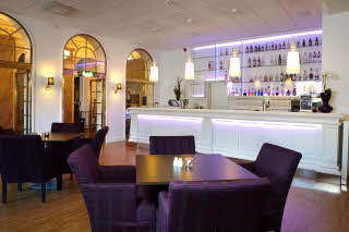 Bar, restaurant