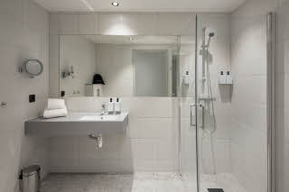 Junior Suite bathroom