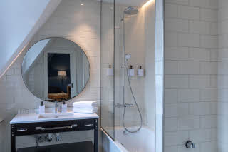 Junior Suite kylpyhuone Scandic Grand Central Helsinki