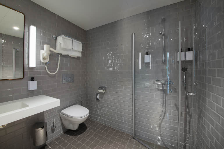 Standard room bathroom hotel Scandic Flesland Airport