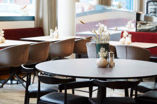 Restaurant round table Scandic Hamburg Emporio Germany