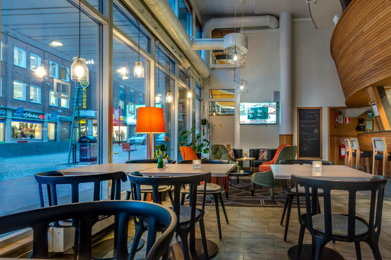 Lobby bar tables Scandic Portalen