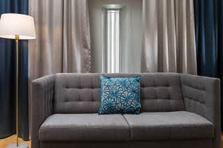 Sohva Superior Plus -huoneessa Scandic Grand Marina