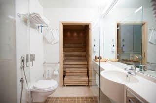 Junior suite -sviitti, kylpyhuone ja sauna