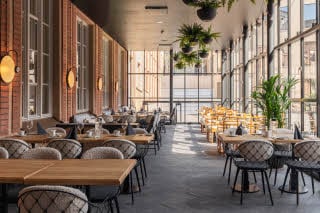 Sisäpihan katettu terassi Scandic Grand Central Helsinki