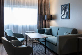 junior suite sviitti olohuone scandic pasila hotelli helsinki suomi