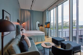 suite makuuhuone oleskelualue scandic göteborg central hotelli göteborg ruotsi