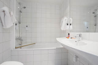 Harstad_junior_suite_bath.jpg