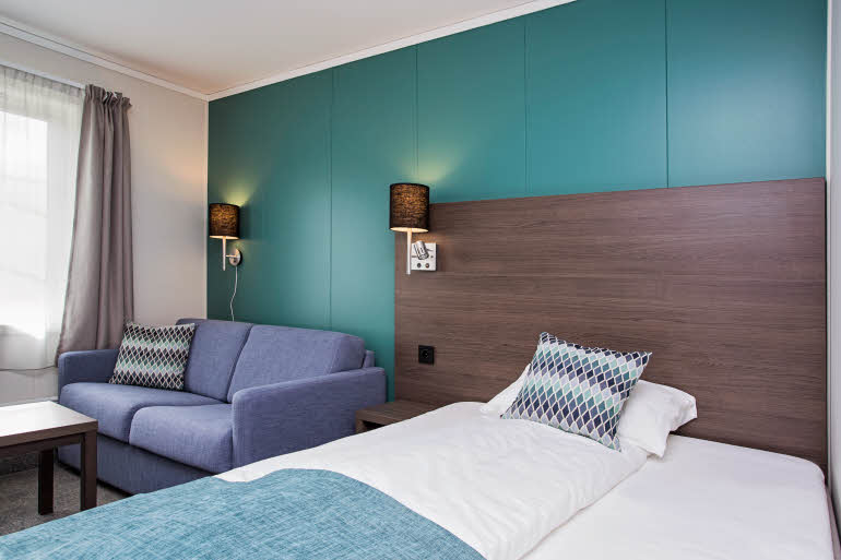 Room Superior bed and sofa 
