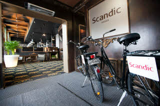 Scandic-pyörät aulassa