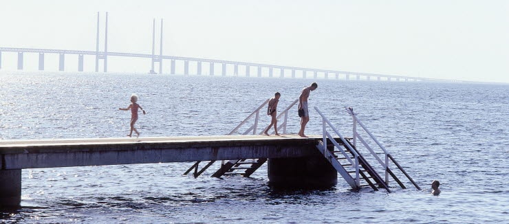 Lapset voivat uida Amager Strandparkissa Juutinrauman sillan jäädessä taustalle